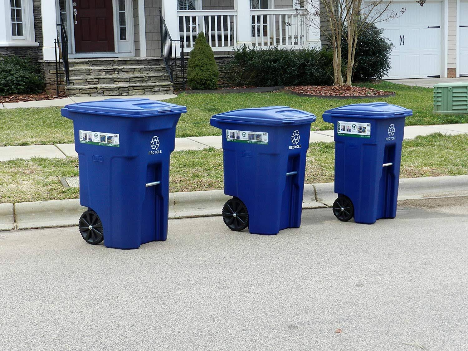 025532 R1BLU Residential Heavy Duty 2 Wheeled Recycling Can with Attached Lid 32 Gallon